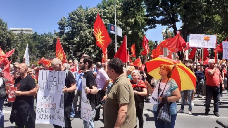 Përsëri protestohet para Kuvendit të Maqedonisë së Veriut, kërkohet refuzimi i propozimit francez