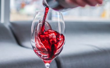 Pesë përfitimet shëndetësore të pirjes së një gote me verë të kuqe