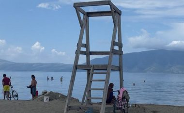 Sezon pa roje bregdetare në Shqipëri, pronarët e plazheve licencohen vetë për të kursyer