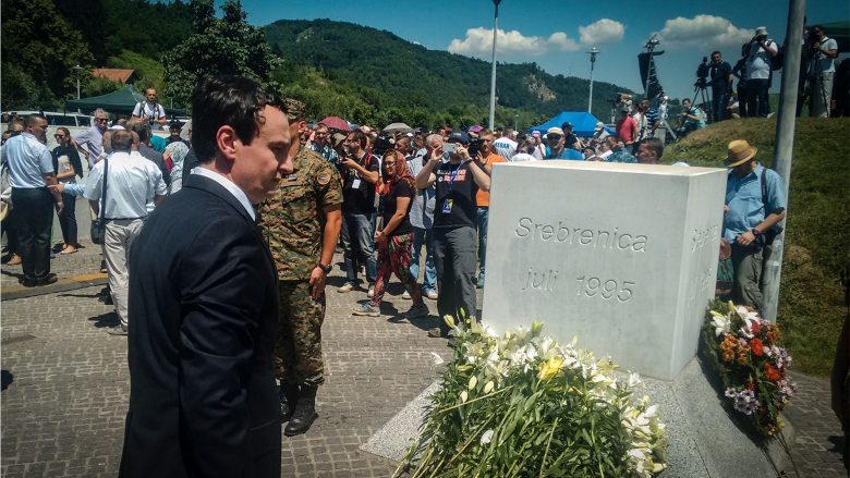 Kurti në 27 vjetorin e masakrës së Srebrenicës: Serbia paturpshëm mohon gjenocidin e kryer, dëmi është i shumëfishtë