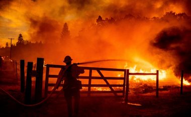 Mijëra njerëz u urdhëruan të largohen ndërsa zyrtarët shpallën gjendjen e jashtëzakonshme për shkak të zjarreve ‘shpërthyese’ në Kaliforni