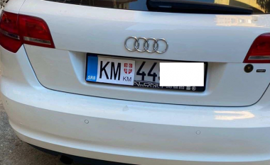 Targave të automjeteve u vendosin stikera “SRB-KM” në veri të Mitrovicës
