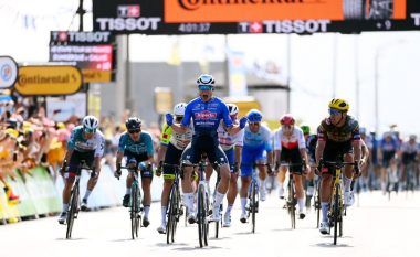 Skena qesharake nga Tour de France: Çiklisti mendoi se e fitoi garën – por kundërshtari i tij kishte kaluar vijën e finishit shumë më parë