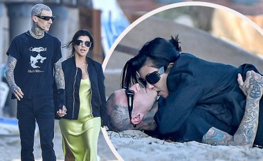 Kourtney Kardashian dhe Travis Barker të papërmbajtshëm në rërën e plazhit, paparacët i fotografojnë në momente intime