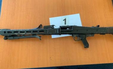 ​Sekuestrohen mitraloz dhe AK47 në Gjakovë, arrestohet 57 vjeçari