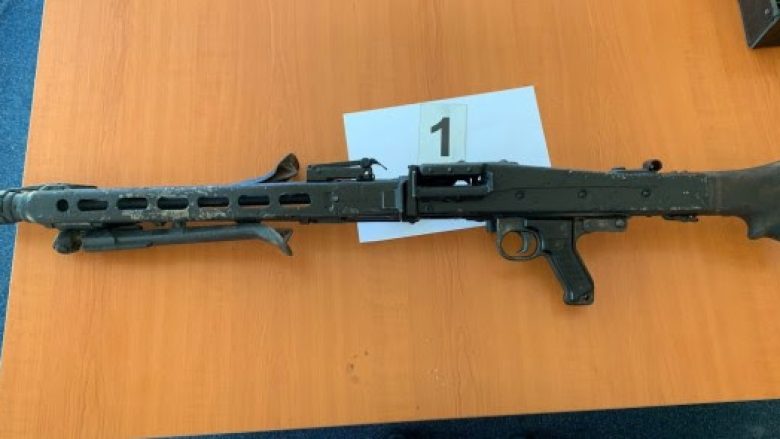 ​Sekuestrohen mitraloz dhe AK47 në Gjakovë, arrestohet 57 vjeçari