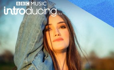 Vanesa Sono – këngëtarja e re shqiptare në Angli merr vëmendjen e BBC-së: Jam ambicioze, po punoj që të ecë në hapat e Ritës dhe Duas