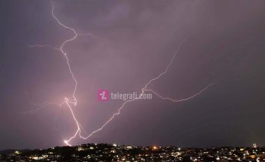 Vetëtima në qiellin mbi Prishtinë, pamje mahnitëse