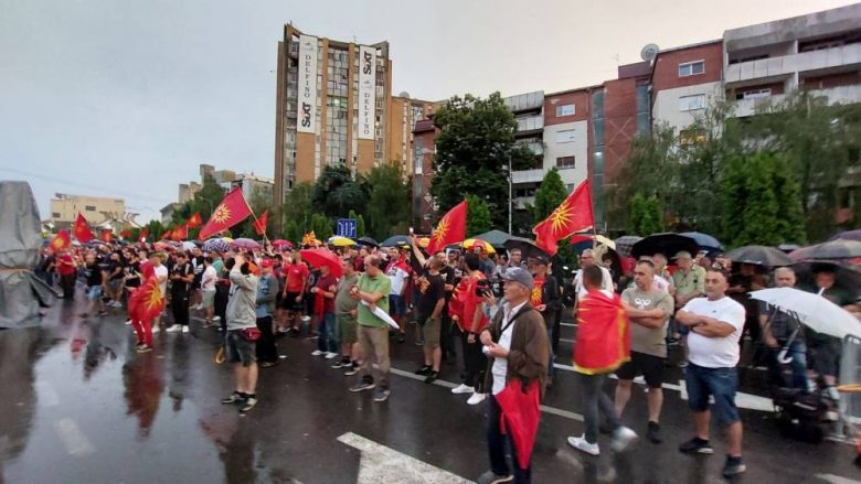 Vazhdojnë protestat para Qeverisë së RMV-së kundër propozimit francez