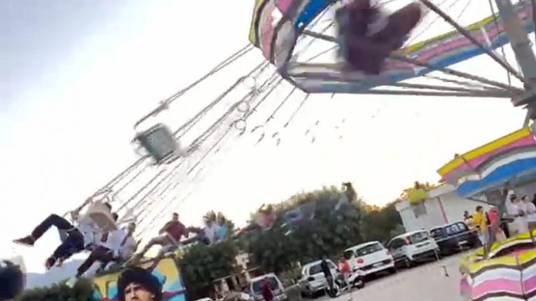 Teksa ‘fluturonin në ajër’, rrëzohet karuseli – të paktën 20 persona, gjysma fëmijë, u lënduan në Itali