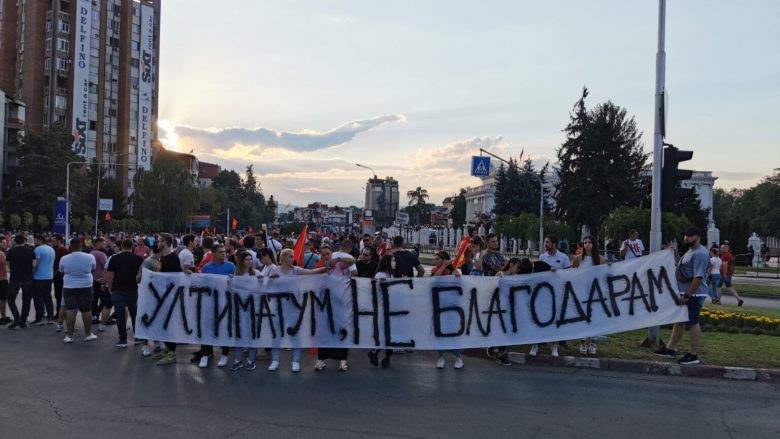 Nga protesta e mbrëmshme në Shkup, dy policë të lënduar dhe disa prona të dëmtuara