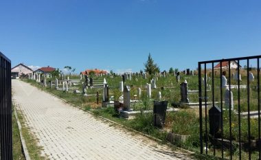 Prizren, përdhosi varrin e një gruaje për ta varrosur një tjetër në këmbim të 150 eurove – ngritët aktakuzë ndaj tij
