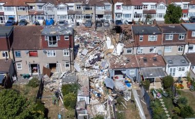 Zjarri në Thornton Heath, nëna qan në rrugë teksa një shtëpi ‘shkatërrohet’ nga një shpërthim i madh