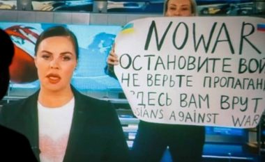 Gazetarja ruse që gjatë transmetimit live u fut në studio me transparent kundër agresionit rus, përfundon në arrest shtëpiak