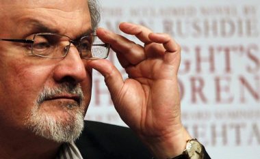 Policia amerikane zbulon identitetin e sulmuesit të shkrimtarit Salman Rushdie, i cili u ther disa herë në qafë në New York
