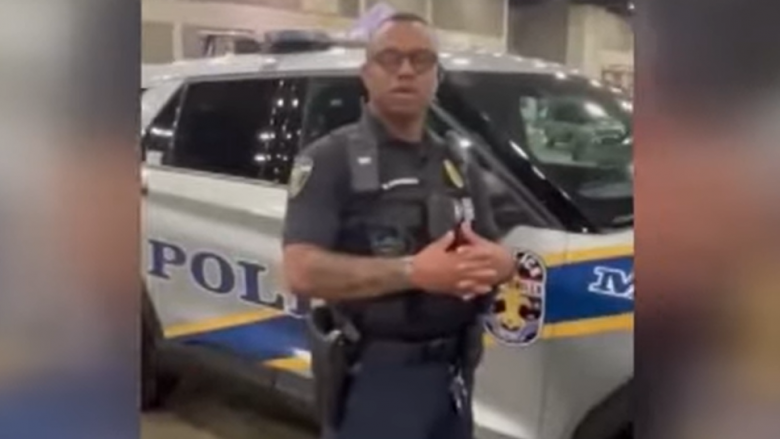 Shkarkohet polici amerikan që u filmua duke bërë “parodi” me rekrutimin e policëve të rinj: Dëshironi të vrisni njerëz dhe t’i hiqni qafe