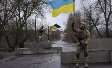 Kievi pretendon se Moska ka humbur 43.550 ushtarë që nga fillimi i luftës në Ukrainë  Sipas pretendimeve të ushtrisë ukrainase, Kremlini ka humbur 43.550 ushtarë në luftën që e filloi në Ukrainë.  Madje sipas tyre, nga fillimi i pushtimit rus në Ukrainë – përkatësisht nga 24 shkurti e deri më 13 gusht, ushtria ukrainase ka arritur të vrasë 43.550 ushtarë rusë, transmeton Telegrafi. Gjithashtu është bërë e ditur se kanë shkatërruar 1.864 tanke dhe 4.126 mjete tjera të blinduara, që ushtria e Putinit po i përdor në Ukrainë.  Në beteja të ashpra, ukrainasit i kanë shkatërruar edhe 980 sisteme artilerike të rusëve, 233 aeroplanë, 194 helikopterë, 784 dronë, 187 raketa me rreze të mesme veprimi si dhe 15 anije.  “Humbjet më të mëdha armiku i ka pësuar në drejtim të Donetskut”, thuhet në kumtesën e shtabit të përgjithshëm të ushtrisë ukrainase. /Telegrafi/