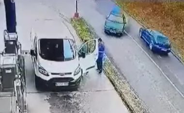 Aksident i tmerrshëm në Bosnje, vetura godet punonjësin e pompës së derivateve – kamerat e sigurisë kapin momentin rrëqethës