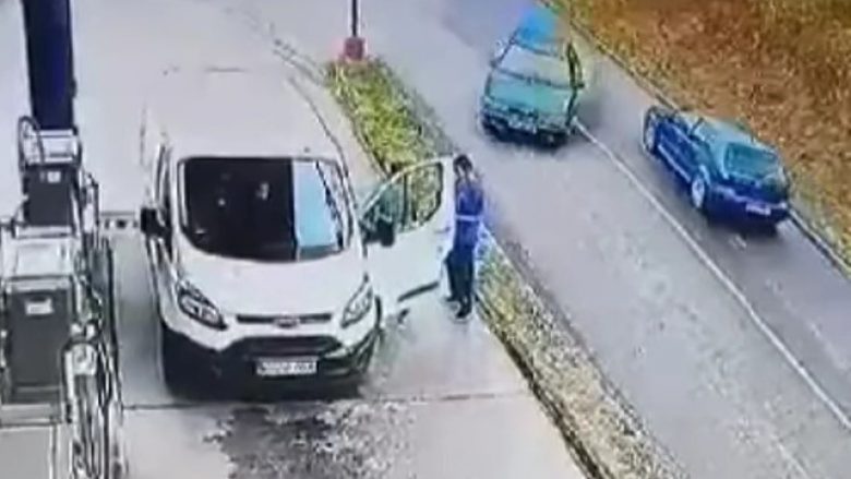 Aksident i tmerrshëm në Bosnje, vetura godet punonjësin e pompës së derivateve – kamerat e sigurisë kapin momentin rrëqethës