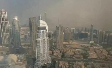 Dubain e “gëlltit” stuhia e rërës, tërë vendi “zhduket” për pak çaste