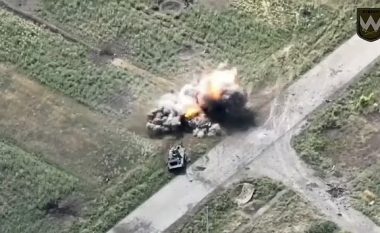 Deshi t’i ikë raketës së dronit ukrainas, mjeti i blinduar rus futet në fushë të minuar – hidhet në erë