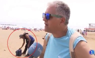 Turisti po jepte intervistë për televizionin spanjoll, gjatë transmetimit live hajni kapet duke vjedhur çantën në plazh