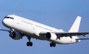 Dramë në qiell, pasagjeri tentoi të hap derën e aeroplanit gjatë fluturimit – rrëfen ngjarjen britanikja që ishte për pushime në Qipro