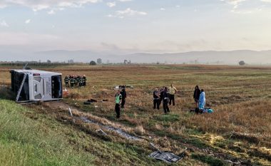Aksident trafiku në Leskovc të Serbisë, rrokulliset autobusi – humb jetën një person dhe 24 tjerë lëndohen