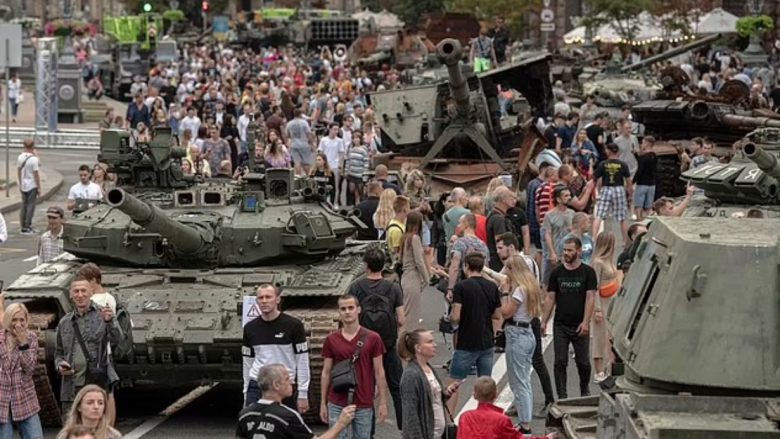 Rrugët e Kievit shndërrohen në muze, ekspozohen tanket dhe mjetet e tjera ushtarake ruse që janë shkatërruar apo sekuestruar