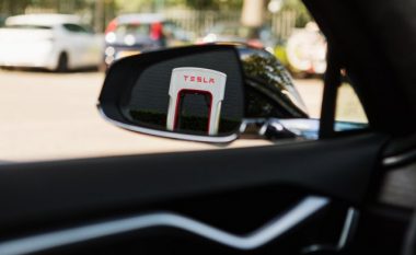 Tesla shkel rregullat evropiane me kamerat e vëzhgimit në vetura?