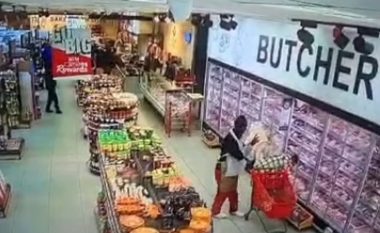 Makthi i çdo prindi, u përkul për të marrë disa produkte në një market në Afrikën e Jugut – personi i panjohur tentoi t’ia rrëmbej foshnjën