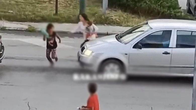 Po kërkonte lëmoshë rrugëve të qytetit në Bosnje, vajza e vogël goditet nga një veturë – shpëton me lëndime të lehta