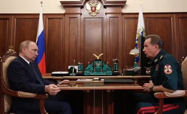Derisa gjenerali i besuar po i raportonte për situatën në Ukrainë, Putin dukej nervoz – gërryente me thonj tavolinën dhe kafshonte buzën
