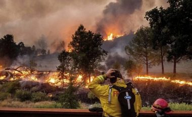 Kalifornia po lufton me zjarrin më të madh të vitit, po përhapet me shpejtësi dhe po shkatërron shtëpitë