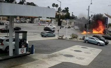 Aksident i frikshëm në Los Angeles, shoferi kalon në të kuqen dhe përplaset me pesë makina në udhëkryq – humbin jetën gjashtë persona