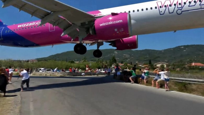 Turistët kapin momentin emocionues kur një aeroplan bën ‘uljen më të ulët ndonjëherë’ në një ishull grek