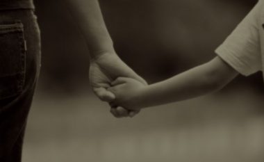 Pesë mënyra për të mbrojtur fëmijët tuaj nga një pedofil