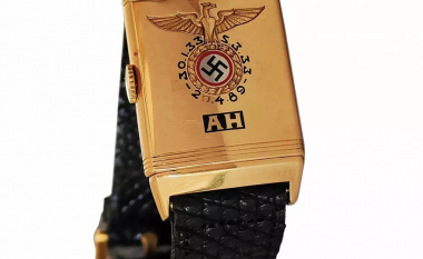 Një orë dore që dikur i përkiste Adolf Hitlerit është shitur për 1.1 milion dollarë – blerësi thuhet të jetë një hebre