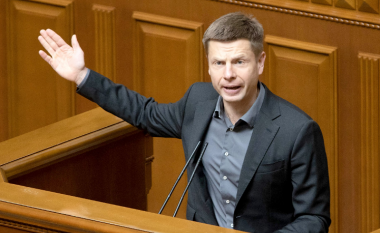 Deputeti ukrainas dorëzon në Parlamentin e Ukrainës një rezolutë për njohjen e Kosovës