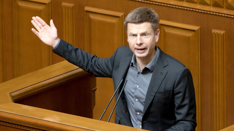 Deputeti ukrainas dorëzon në Parlamentin e Ukrainës një rezolutë për njohjen e Kosovës