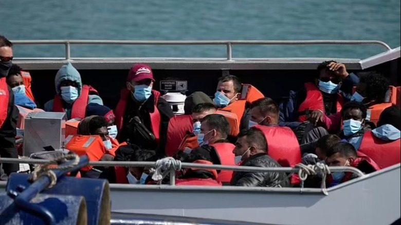 Rekord i ri, 700 emigrantë shqiptarë hynë në Britani në 24 orët e fundit