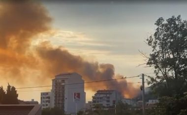 Një zjarr i madh ka rënë në një zonë turistike të Malit të Zi, flakët po iu afrohen rezidencave