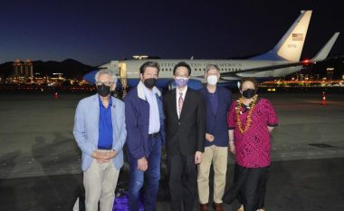 Kongresmenët amerikanë arritën në Tajvan, rreth ishullit fluturojnë aeroplanë kinezë
