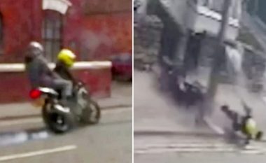 Momenti kur adoleshenti britanik që punonte si diler droge, përplaset me motoçikletën e vjedhur që lëvizte me 100 km/h në shtyllën elektrike