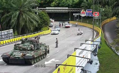 Dy automjete ushtarake u prishën në Kuala Lumpur në dy ditë radhazi – bllokuan trafikun dhe shkaktuan tallje në mediat sociale