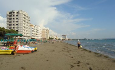 Turistët nga Kosova e Maqedonia e Veriut “bllokojnë” Durrësin, disa operatorë thonë se 80% të vendeve  janë rezervuar deri në fund të shtatorit