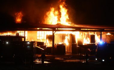 Zjarri i madh përfshin depot e një kompanie në Zagreb – nuk raportohet për viktima