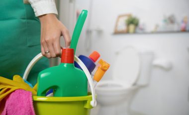 Si të pastroni një tualet në katër hapa të thjeshtë