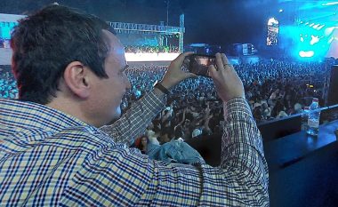 Kryeministri Kurti shijoi natën e fundit të festivalit “Sunny Hill”