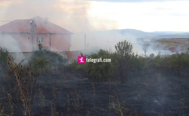 Zjarr në Dragodan – qytetari mes tymit tenton t’i lokalizojë flakët pasi i rrezikohet shtëpia